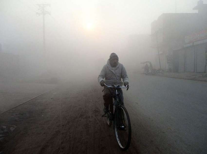 فیصل آباد: سائیکل سوار گہری دھند کے دوران سفر کررہا ہے۔