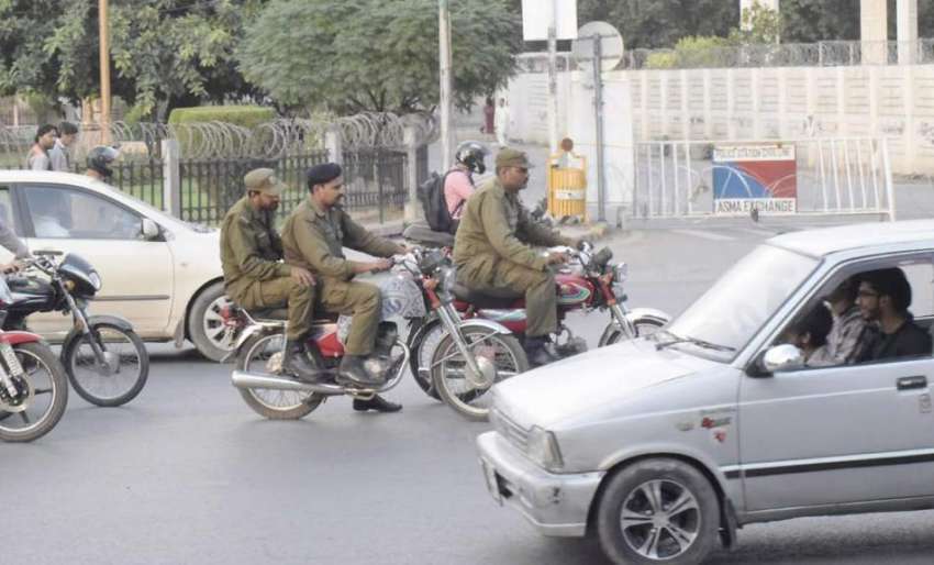 لاہور: مال روڈ پر پولیس اہلکار بغیر ہیلمٹ سفر کر رہے ہیں۔