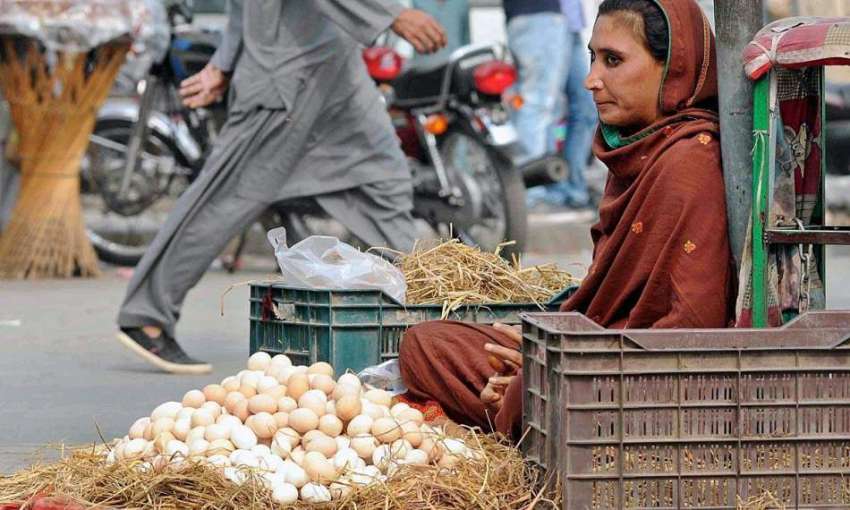راولپنڈی: محنت کش خاتون اپنی اور اپنے خاندان کی کفالت کے ..
