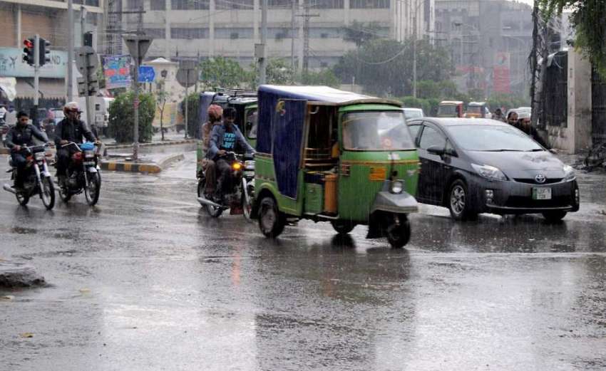 لاہور: شہر میں ہونیوالی بارش کے بعد ٹریفک رواں دواں ہے۔