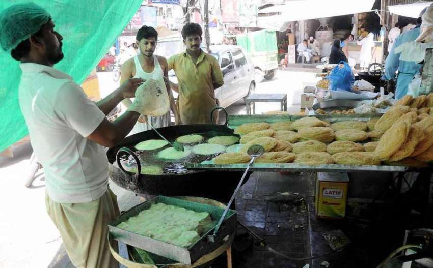 راولپنڈی: دکاندار راجہ بازار میں پھنیاں تیار کر رہا ہے۔