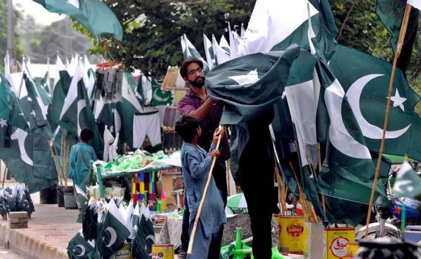 راولپنڈی: جشن یوم آزادی کی آمد کے موقع پر شہری سڑک کنارے ..