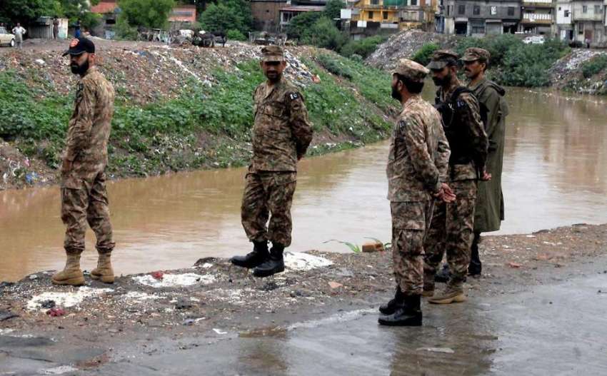 راولپنڈی: موسلا دھار بارش کے دوران پاک فوج کے جوان کسی بھی ..