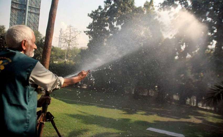 لاہور: مقامی پارک میں ملازم پودوں کو پانی لگا رہا ہے۔