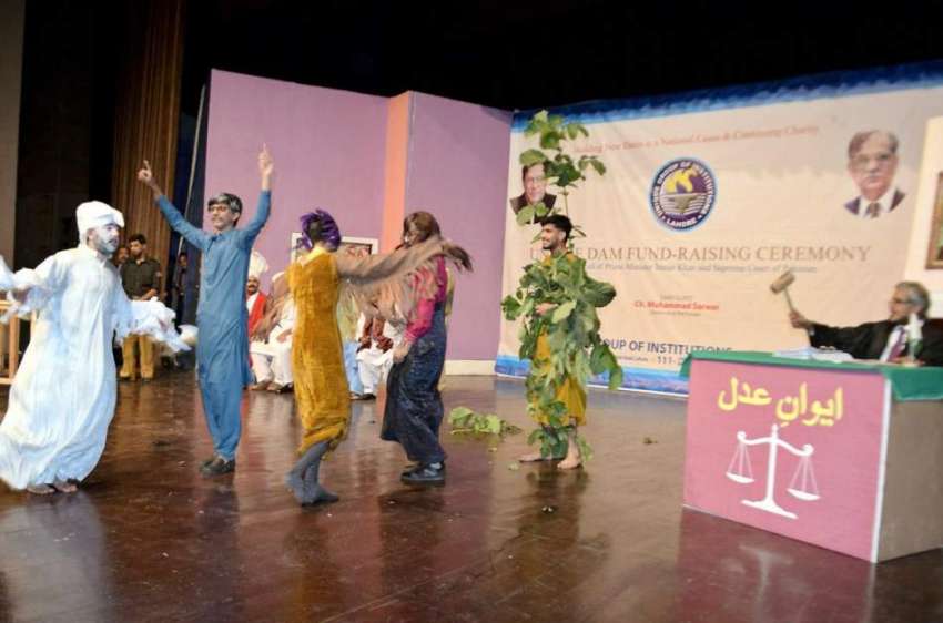 لاہور: مقامی سکول کی تقریب میں طلبہ ٹیبلو پیش کر رہے ہیں۔