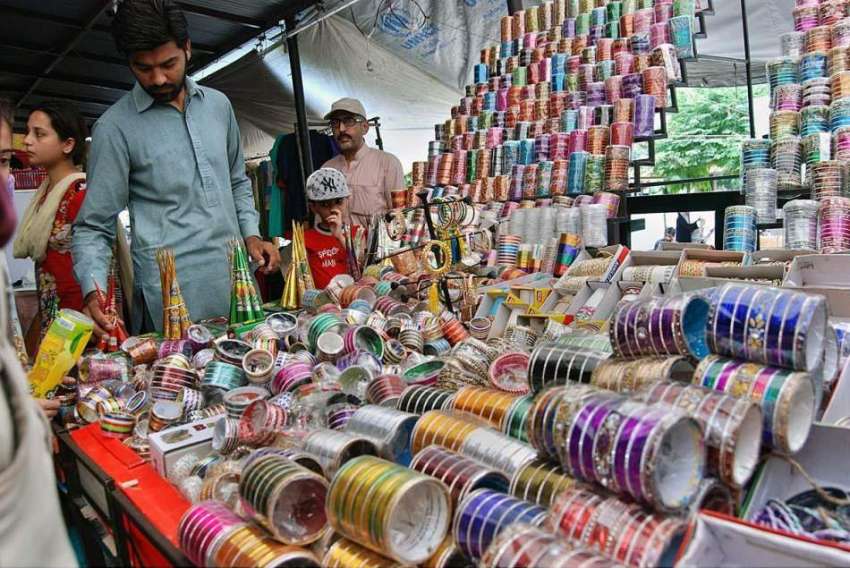 اسلام آباد: دکاندار گاہکوں کو متوجہ کرنے کے لیے چوڑیاں اور ..