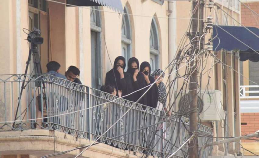 لاہور: 9ویں محرم الحرام پر خواتین اپنے گھر کی بالکونی سے ..