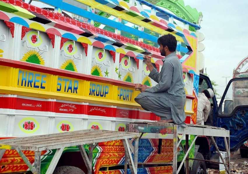 پشاور: ایک مزدور ٹرک پر پینٹنگ بنانے میں مصروف ہے۔
