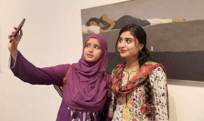 لاہور: نیشنل کالج آرٹس کی آرٹ گیلری میں طالبات سیلفی لے رہی ..