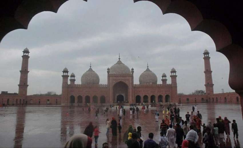 لاہور: بادشاہی مسجد میں شہری خوشگوار موسم سے لطف اندوز ہو ..