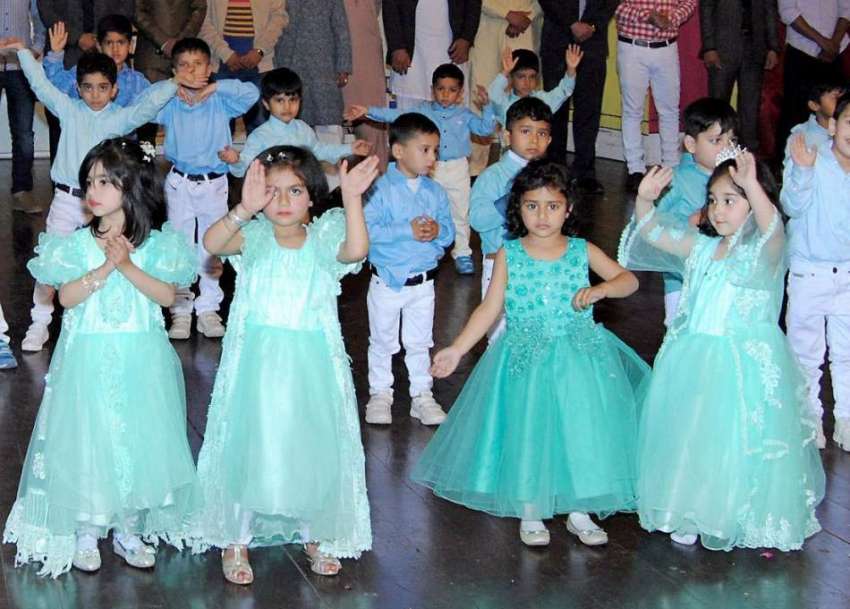 لاہور: مقامی سکول میں اسلانہ تقریب تقسیم انعامات کے موقع ..