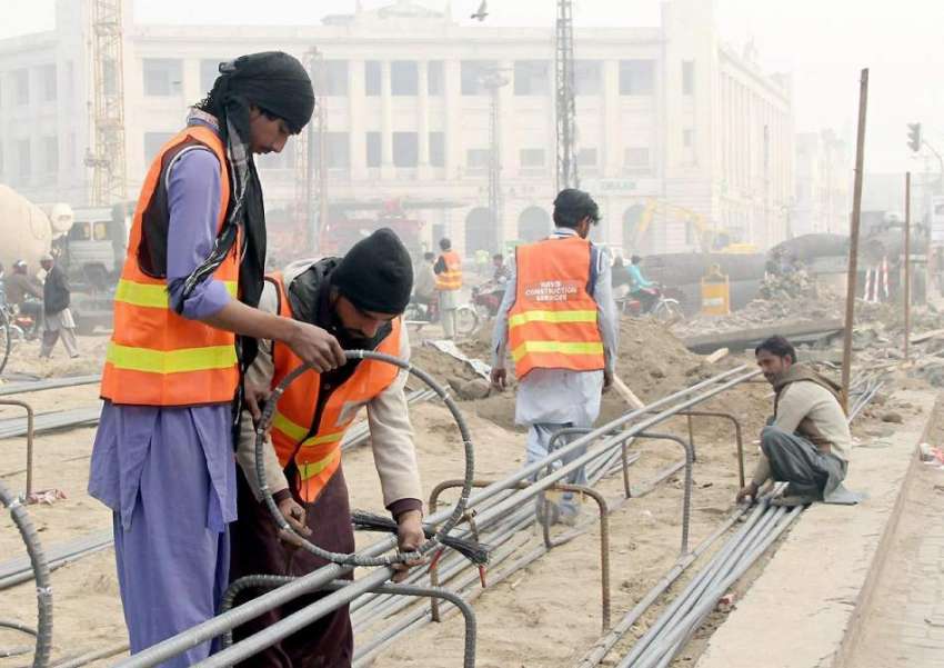 لاہور: جی پی او چوک میں مزدور اورنج ٹرین منصوبے کے کام میں ..