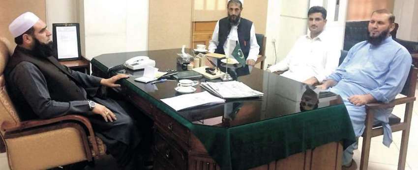 خیبر پختونحوا کے وزیر معدنیات ڈاکٹر امجد اپنے دفتر میں ایم ..