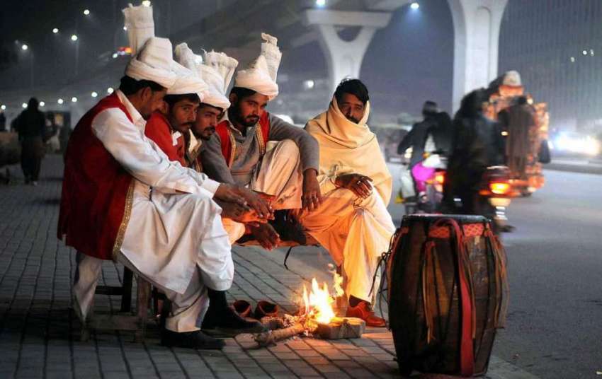 راولپنڈی: کام کے انتظار میں بیٹھے ڈھولچی سردی کی شدت سے بچنے ..