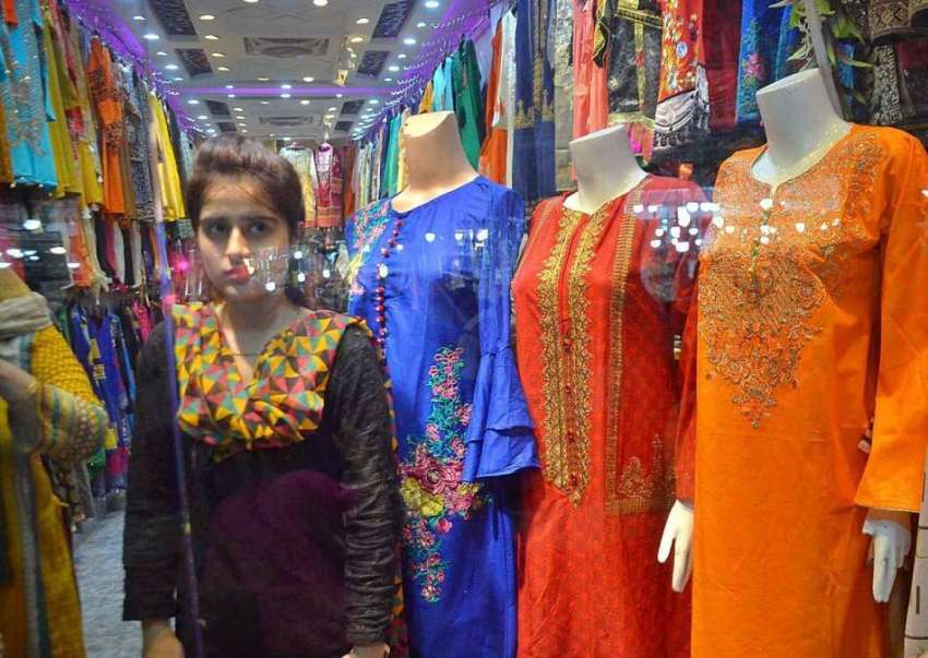 حیدر آباد: عید کی تیاریوں میں مصروف خاتون ایک دکان سے کپڑے ..