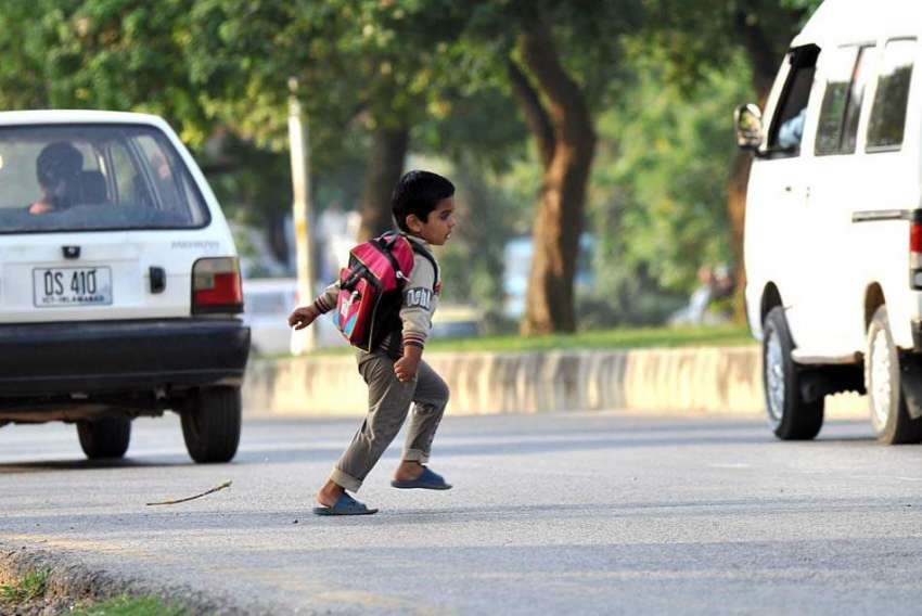 اسلام آباد: ایک بچہ خطرناک انداز سے سڑک کراس کر رہا ہے جو ..