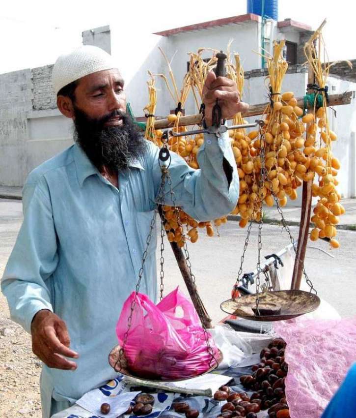 اسلام آباد: وفاقی دارالحکومت میں ریڑھی بان کھجوریں فروخت ..