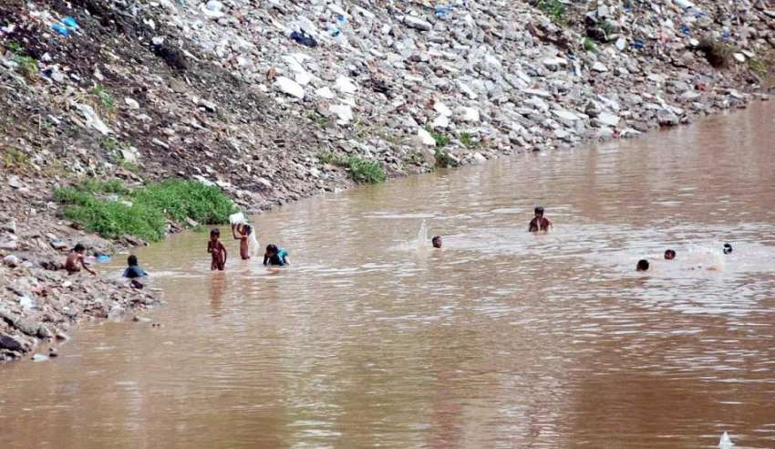 راولپنڈی: بچے گرمی کی شدت کم کرنے کے لیے نالہ لئی میں نہا ..