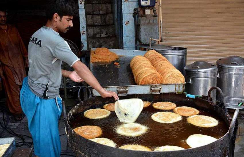 فیصل آباد: عید الفطر کے پیش نظر دکاندار پھینیاں تیار کر رہا ..