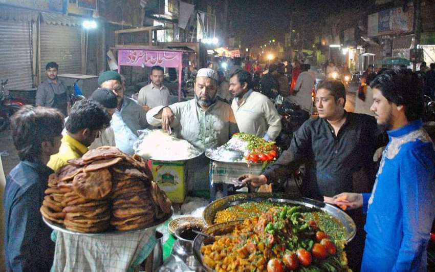 ملتان: رمضان المبارک کی پہلی سحری کے اوقات میں شہری ایک کھانے ..