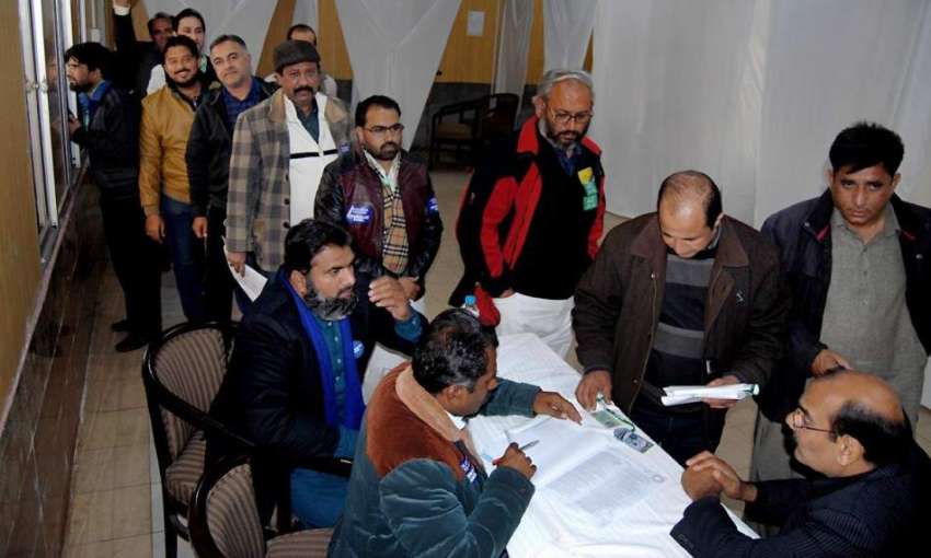 راولپنڈی: ڈسٹرکٹ بار کے سالانہ انتخابات میں ممبران ووٹ کا ..