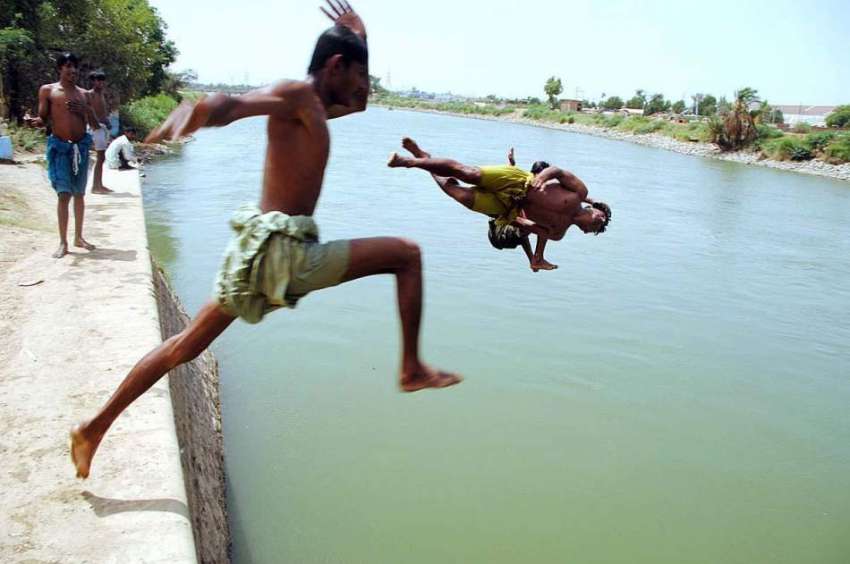 حیدر آباد: نوجوان سخت بابندی کے باوجود نہر میں نہا رہے ہیں ..
