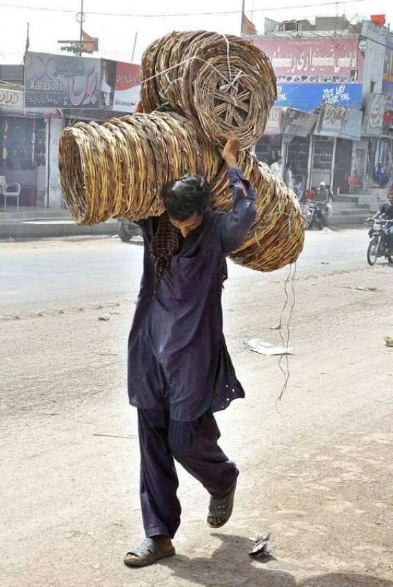 حیدر آباد: مزدور ٹوکریاں اٹھائے سبزی منڈی کی جانب رواں ہے۔