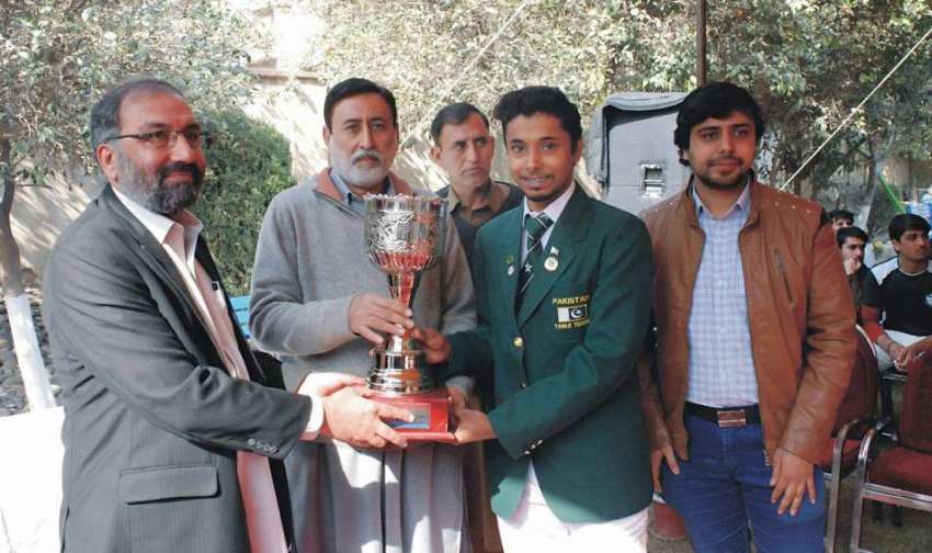 پشاور: انٹر کالجز سپورٹس فیسٹیول کے فاتح کھلاڑی کو مہمان ..