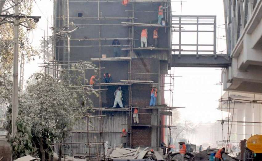 لاہور: جی ٹی روڈ پر مزدور اورنج لائن میٹرو کے اسٹیشن کے تعمیراتی ..