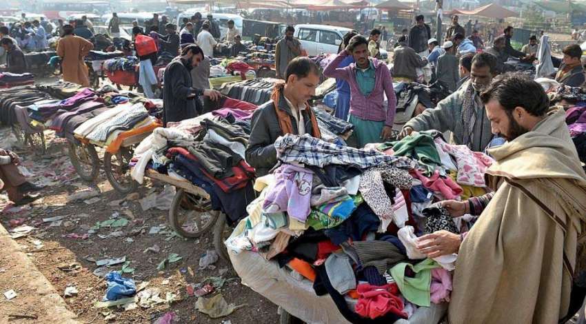 راولپنڈی: شہری استعمال شدہ پرانے کپڑے خرید رہے ہیں۔