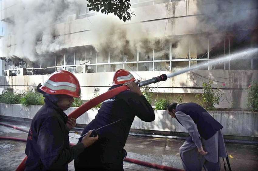 اسلام آباد: ریسکیو اہلکار پی آئی ڈی میں لگنے والی آگ بجھانے ..