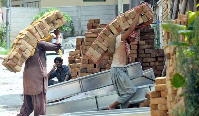 راولپنڈی: تعمیراتی کام میں مصروف مزدور اینٹیں اٹھا رہے ہیں۔