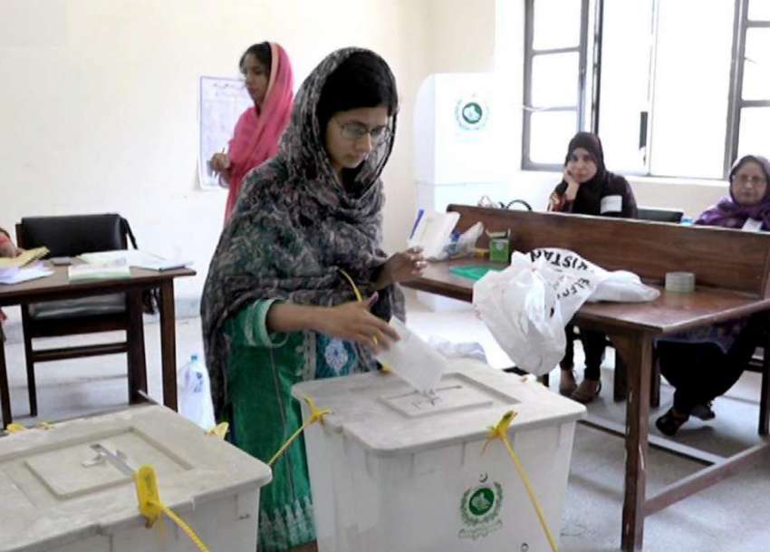 راولپنڈی: عام انتخابات 2018  کے موقع پر ایک خاتون اپنا ووٹ ..