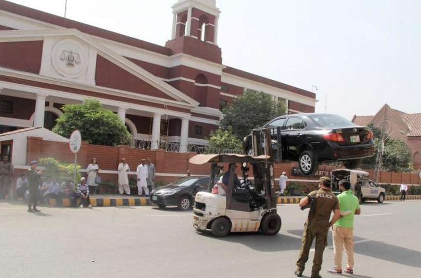 لاہور: سپریم کورٹ رجسٹری کے باہر غلط پارک کی گئی گاڑی کو ..
