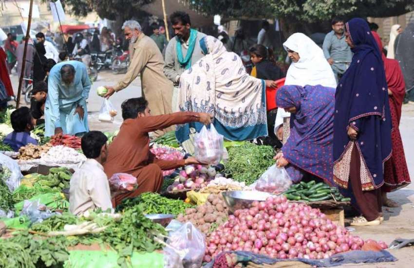ملتان: ہفتہ وار جمعہ بازار سے شہری سبزیاں خرید رہے ہیں۔