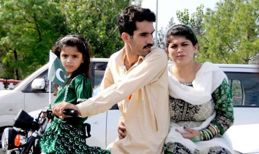 اسلام آباد: موٹر سائیکل سوار فیملی نے یوم جشن آزادی کی مناسبت ..