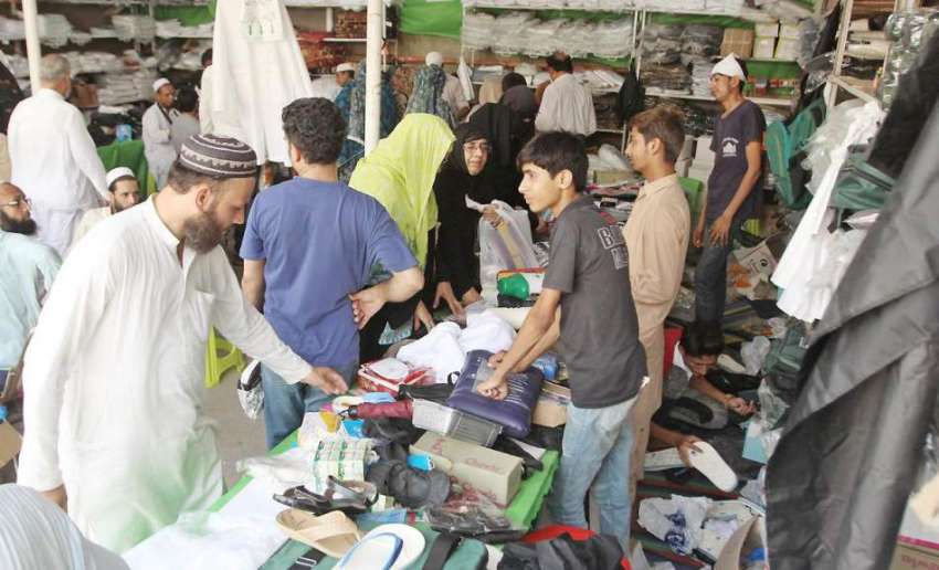 لاہور: حاجی کیمپ میں عازمین حج خریداری کر رہے ہیں۔