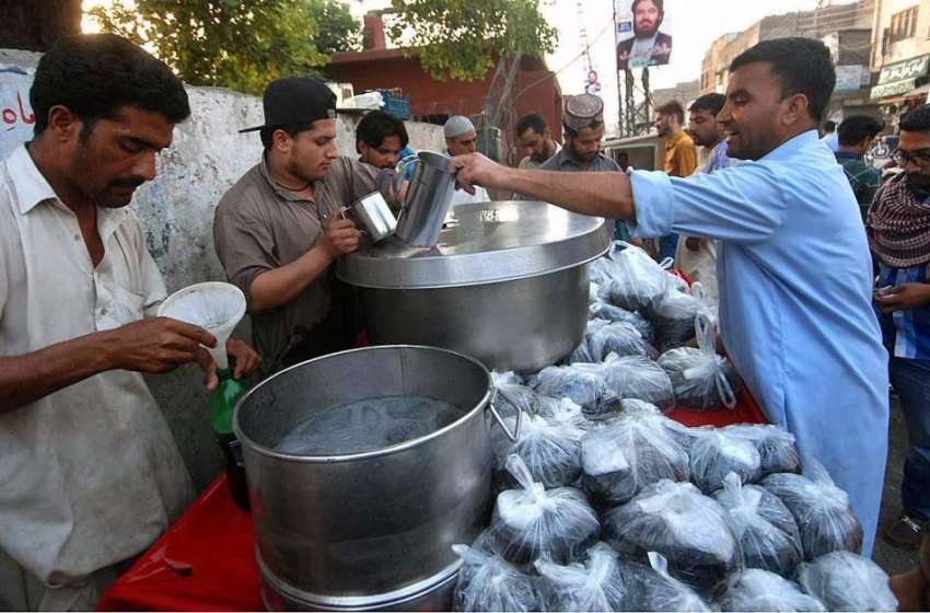 راولپنڈی: ریڑھی بان فروخت کے لیے مشروب تیار کررہاہے۔
