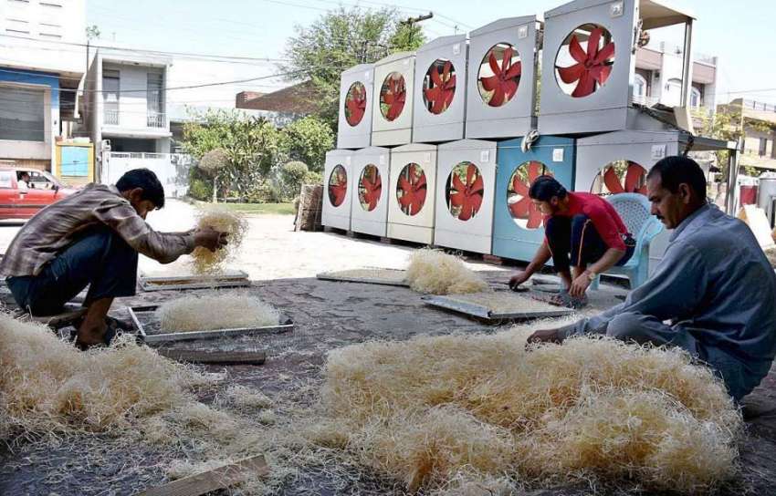 لاہور: گرمی کی آمد کے موقع پر مزدور ائیر کولر تیار کرنے میں ..