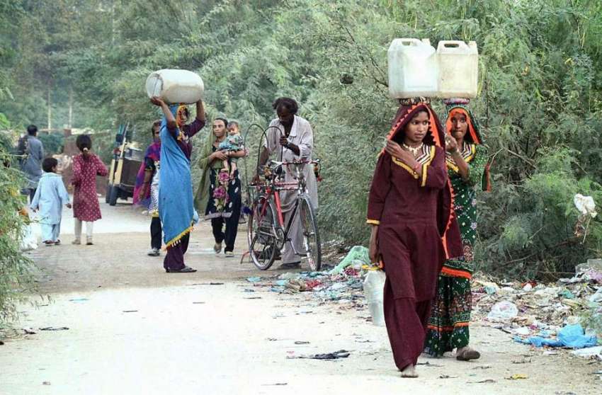 حیدر آباد: خانہ بدوش خواتین پینے کے لیے صاف پانی بھرنے کے ..