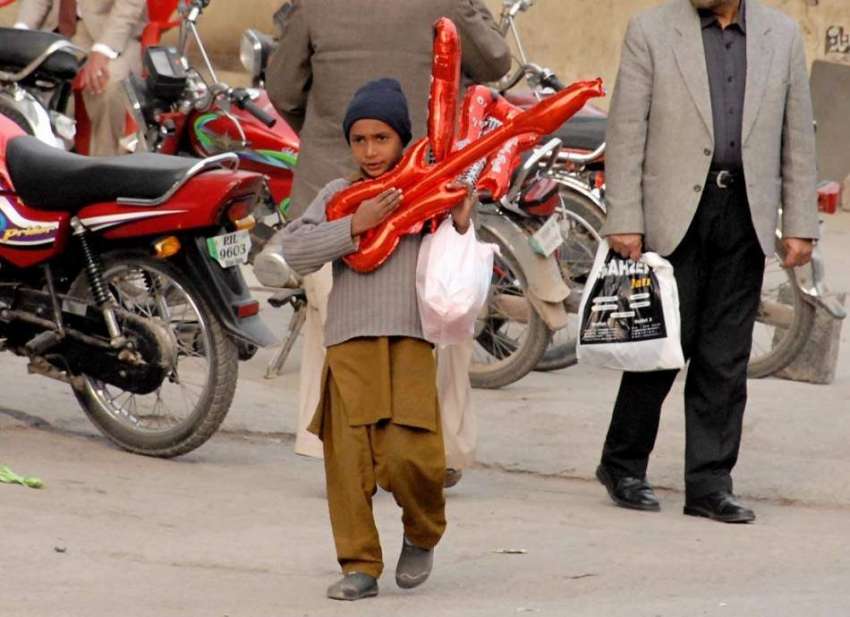 راولپنڈی: تعلم حاصل کرنے سے محروم ایک کمسن بچہ اپنے خاندان ..
