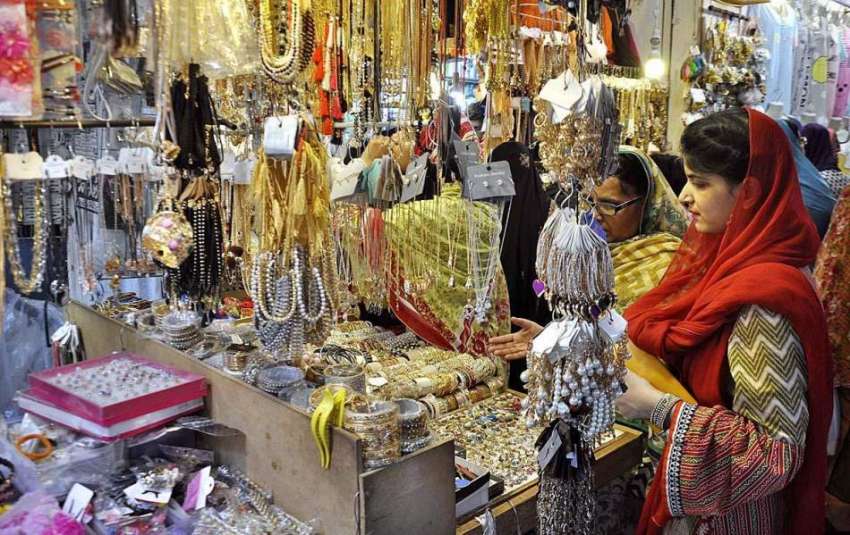 اسلام آباد: عید کی تیاریوں میں مصروف خواتین مقامی مارکیٹ ..