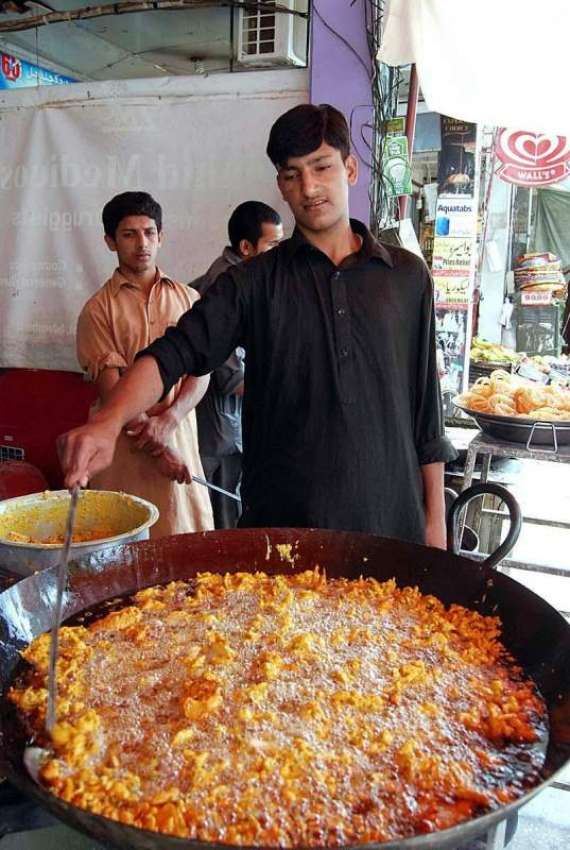 اسلام آباد: دکاندار فروخت کے لیے پکوڑے فرائی کر رہا ہے۔