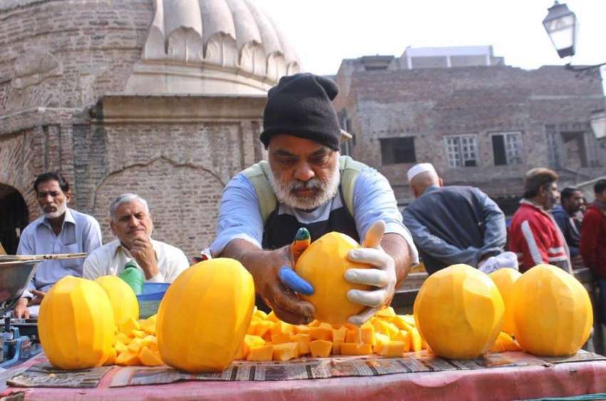 لاہور: ریڑھی بان گاہکوں کو متوجہ کرنے کے لیے پپیتاسجا رہاہے۔