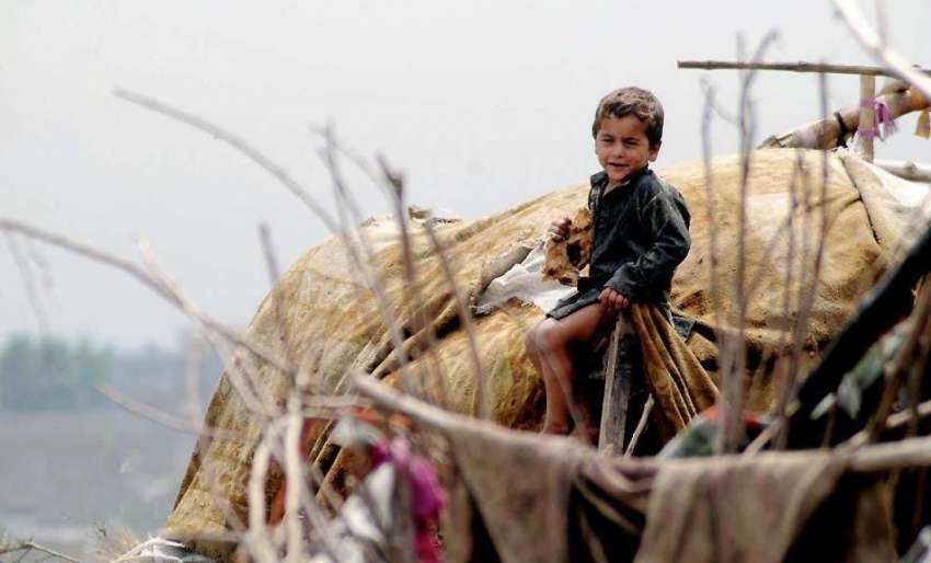 راولپنڈی: مریڑ چوک کے قریب کچی بستی میں خانہ بدوش بچہ خشک ..