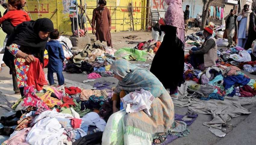 راولپنڈی: شہری جمع بازار سے گرم کپڑے خرید رہے ہیں۔