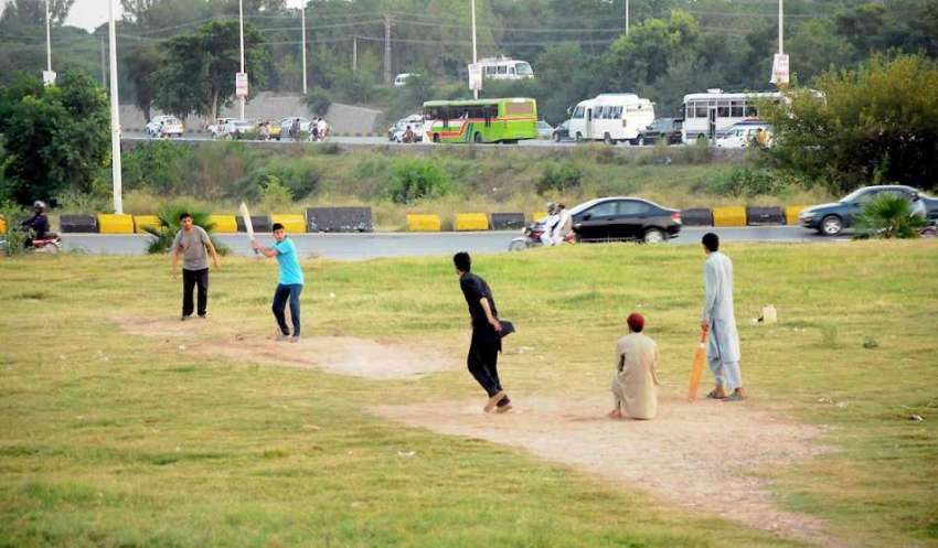 اسلام آباد: نوجوان فیض آباد گراؤنڈ میں کرکٹ کھیل رہے ہیں۔