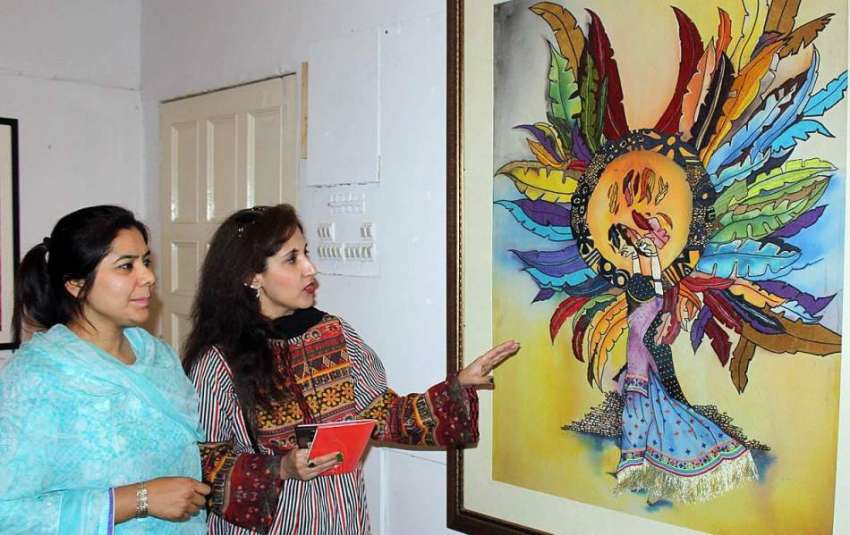 ملتان: کالج آف آرٹس کے زیر اہتمام پینٹنگ کی نمائش میں خواتین ..