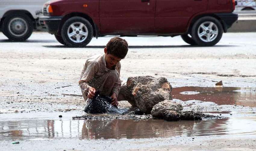 پشاور: کمسن بچہ صاف پانی کی لیک پائپ لائن سے پلاسٹگ بیگ بھرنے ..