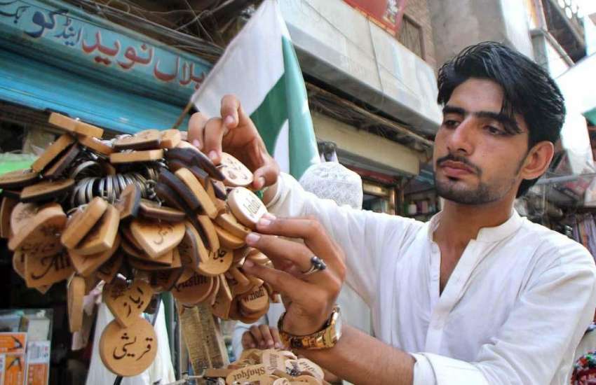 پشاور: دکاندار گاہکوں کو متوجہ کرنے کے لیے مختلف اقسام کے ..
